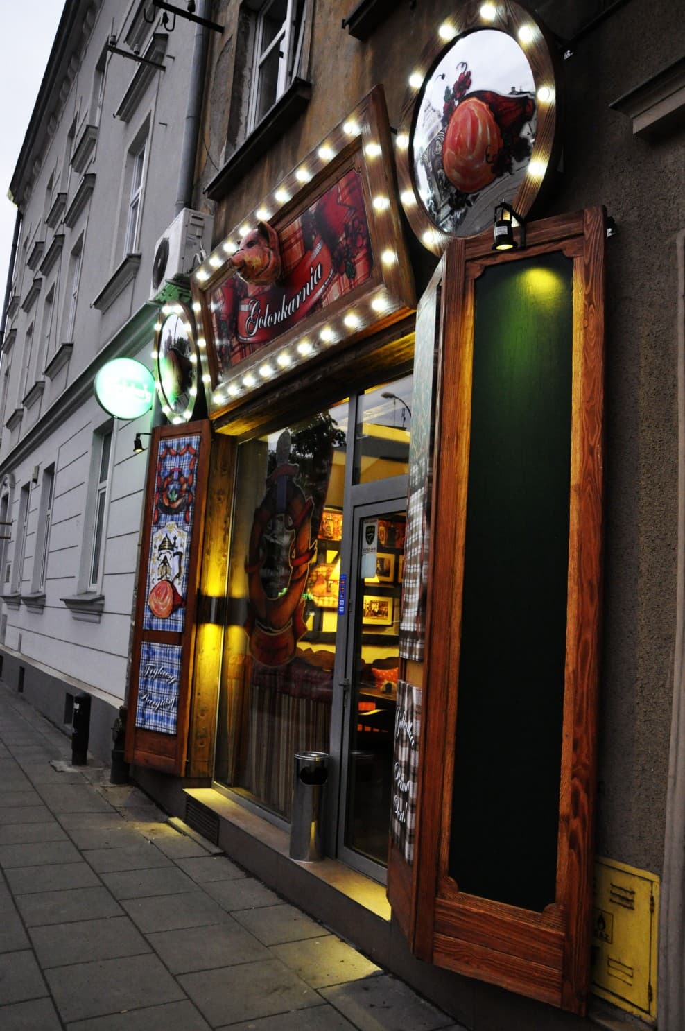 Oświetlone wejście do restauracji Golonkarnia